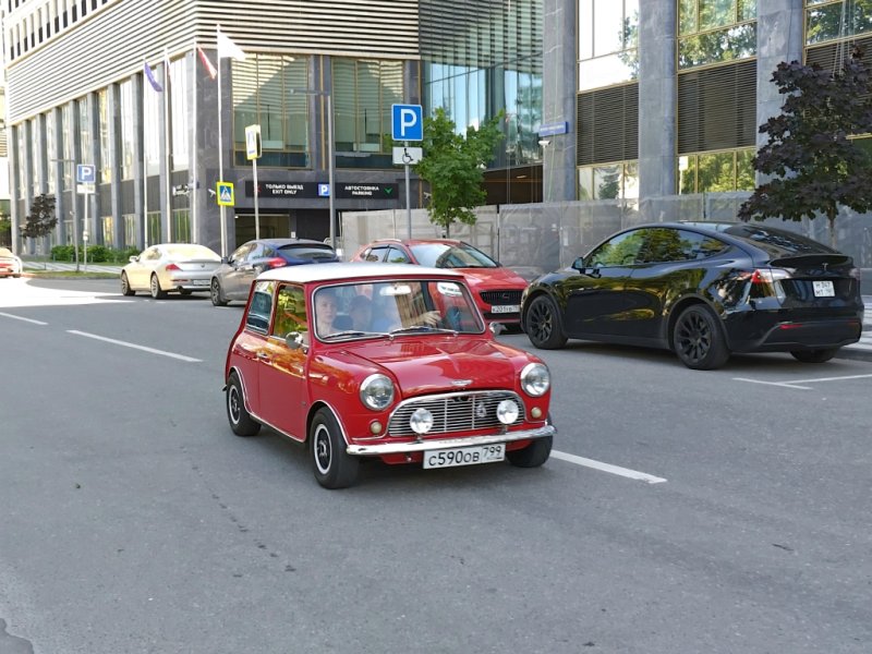 Красный Mini Cooper на Dinamo Historic Rally в Москве