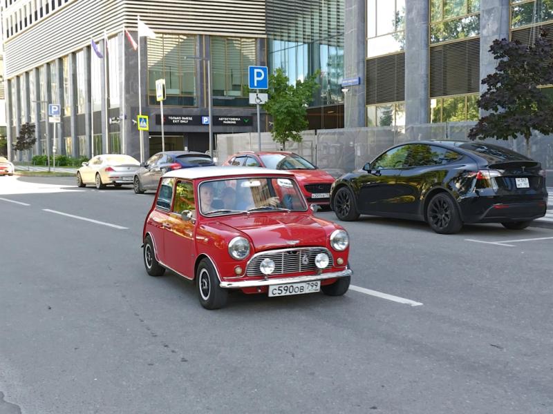 Красный Mini Cooper на Dinamo Historic Rally в Москве