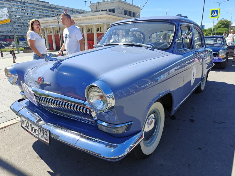 Dinamo Historic Rally: синий ГАЗ-21 на фоне московской архитектуры