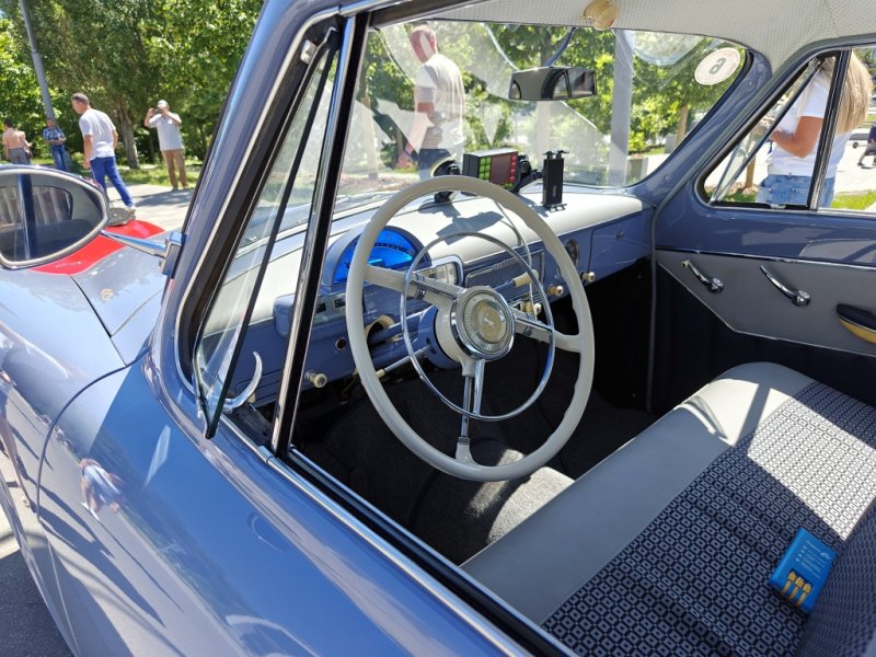 Dinamo Historic Rally: синий «Москвич» с белым рулём и синим прибором