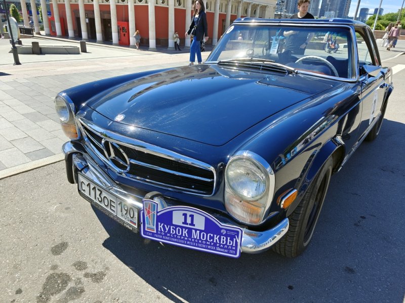 Динамо Historic Rally: синий Mercedes-Benz 280 SL на фоне красно-белого фасада
