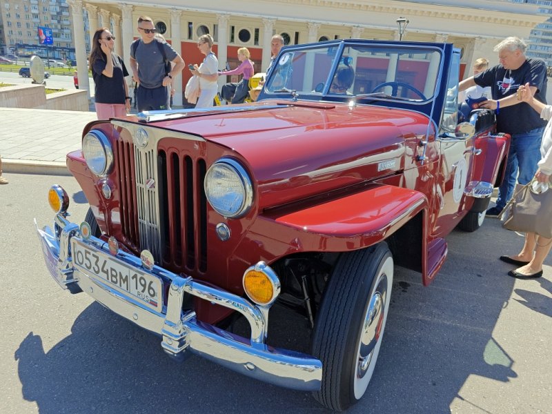 Dinamo Historic Rally: красный Jeep Willys на фоне колонн Динамо