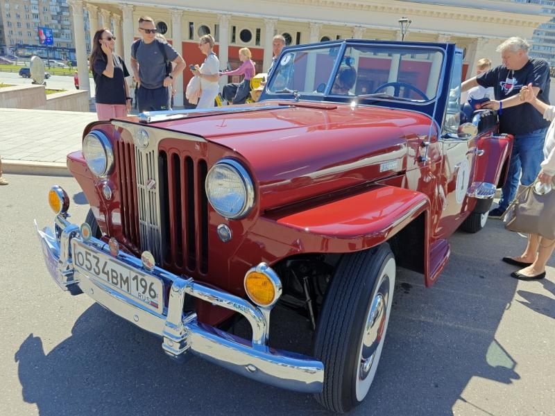 Dinamo Historic Rally: красный Jeep Willys на фоне колонн Динамо