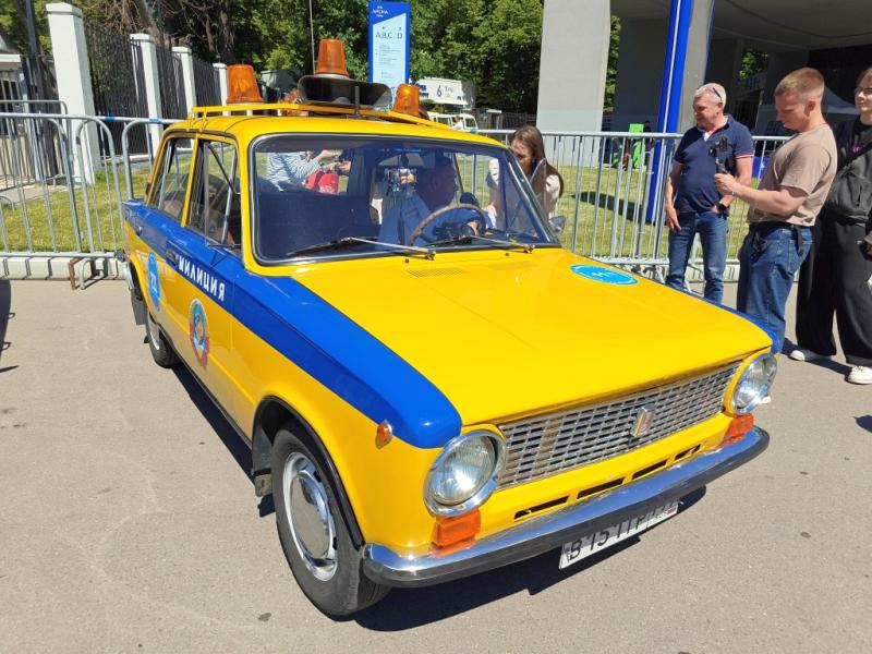 Dinamo Historic Rally: жёлто-синяя Лада-1200 с мигалками и надписью «УМИЛИЦИЯ»