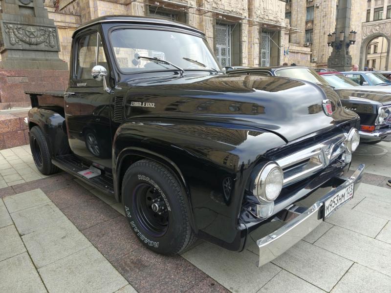 Чёрный Ford F-100 на площади в Diplorally, 26 сентября 2026