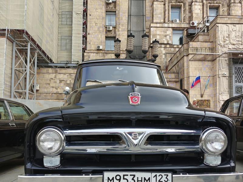 Чёрный Ford F-100 1950-х на фоне позднесоветского здания в Diplorally, 2026