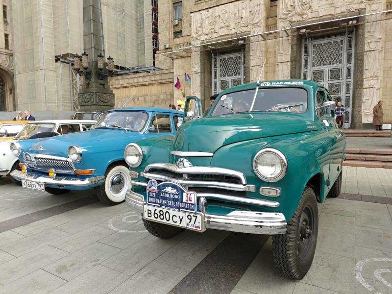 Зелёный ГАЗ-69 и синий ГАЗ-21 на Diplorally, 2026