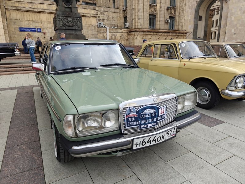 Завидово 2026: зелёный Mercedes-220 в Диплоралли на Смоленской-Северной