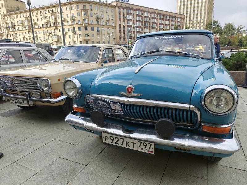 Diplorally, 26 сентября 2026: голубой ЗИЛ-111 и «Волга» ГАЗ-21 на фоне позднесоветской застройки