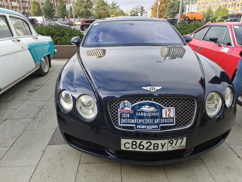 Завидово 2026: чёрный Bentley на Diplorally с табличкой «Дипломатическое автотралли»