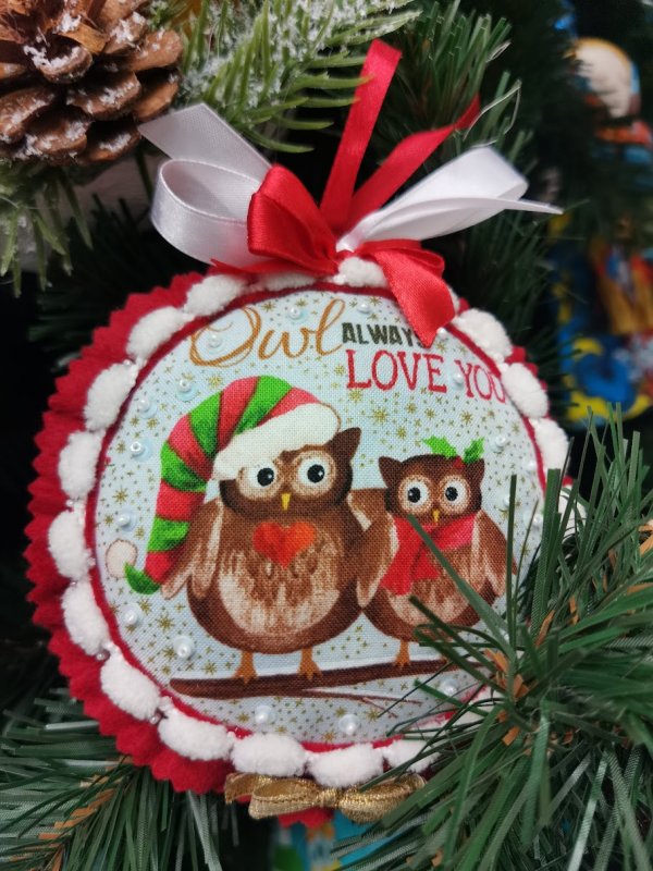Новогодняя ёлка в России, 2025: орнамент с совами и надписью «Owl ALWAYS LOVE YOU»