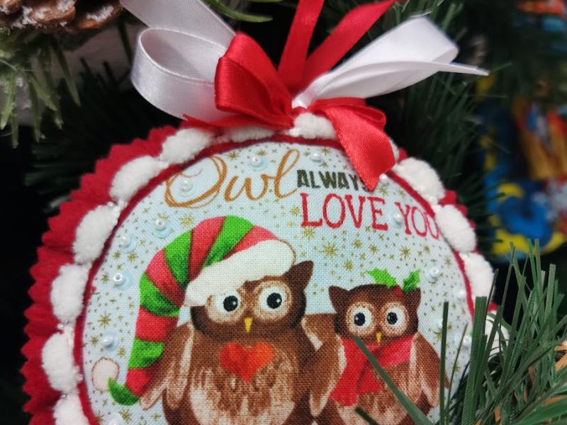 Новогодняя ёлка в России, 2025: орнамент с совами и надписью «Owl ALWAYS LOVE YOU»
