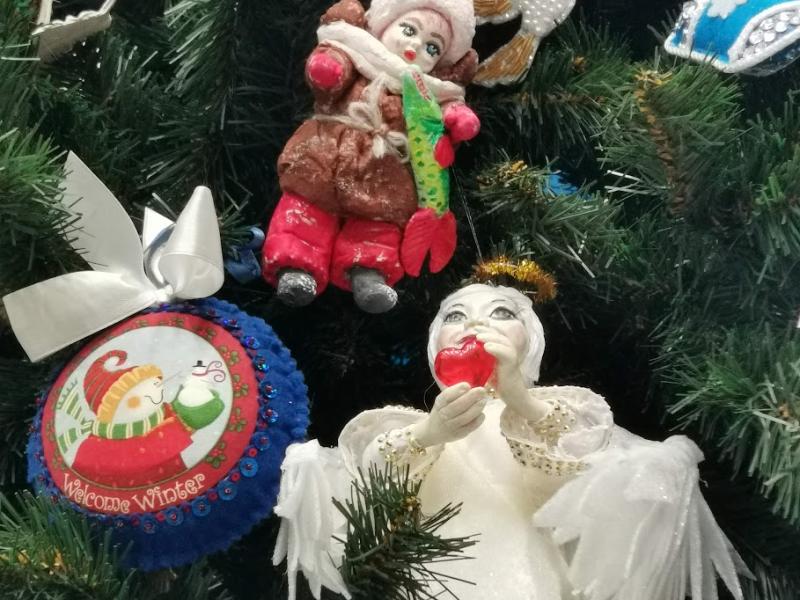 Новогодняя ёлка в России, 2025: ангел с яблоком и снеговик на фоне зелени