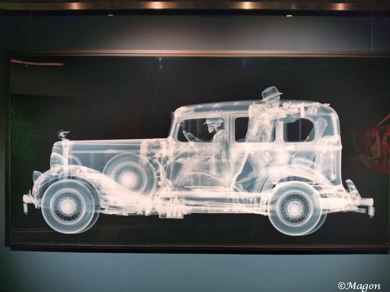Рентгеновский снимок старинного автомобиля с двумя фигурами внутри