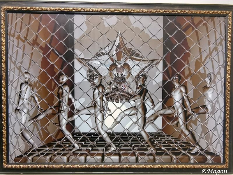 Музей Эрарта, Санкт-Петербург: цепная ограда и фигуры в стиле сюрреалистического реализма