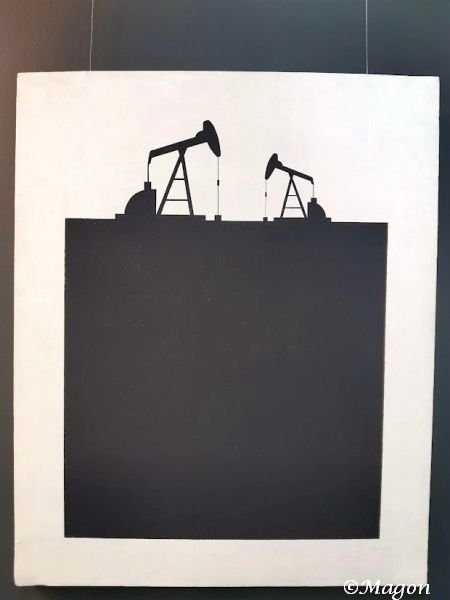 Нефтяные насосы на стене Эрарта в Санкт-Петербурге