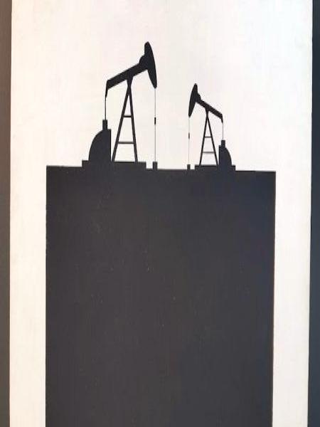 Нефтяные насосы на стене Эрарта в Санкт-Петербурге
