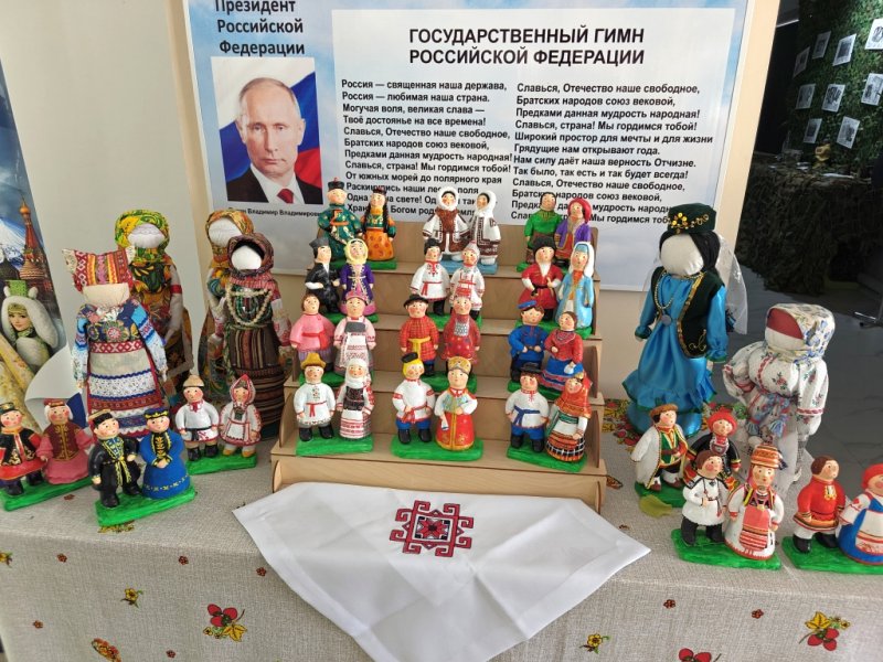 Выставка народных кукол в Доме Культуры Ершова