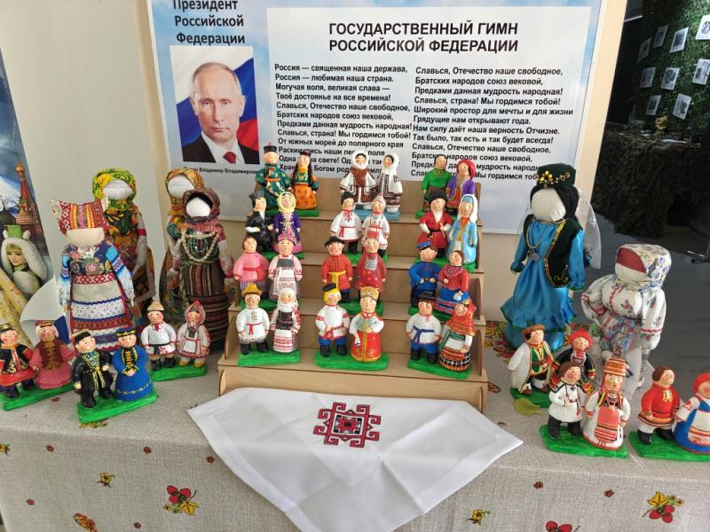 Выставка народных кукол в Доме Культуры Ершова