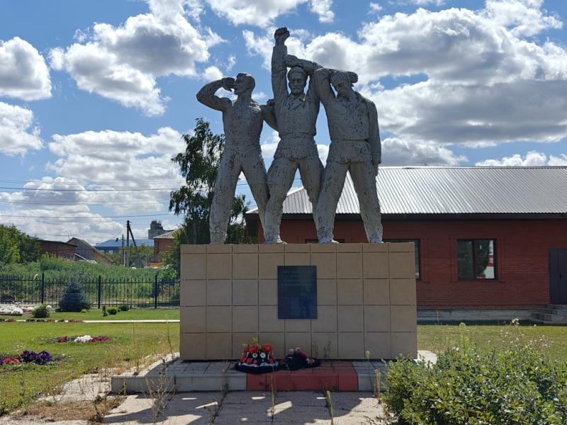 Монумент "Слава павшим героям за установление Советской власти" в Ершове