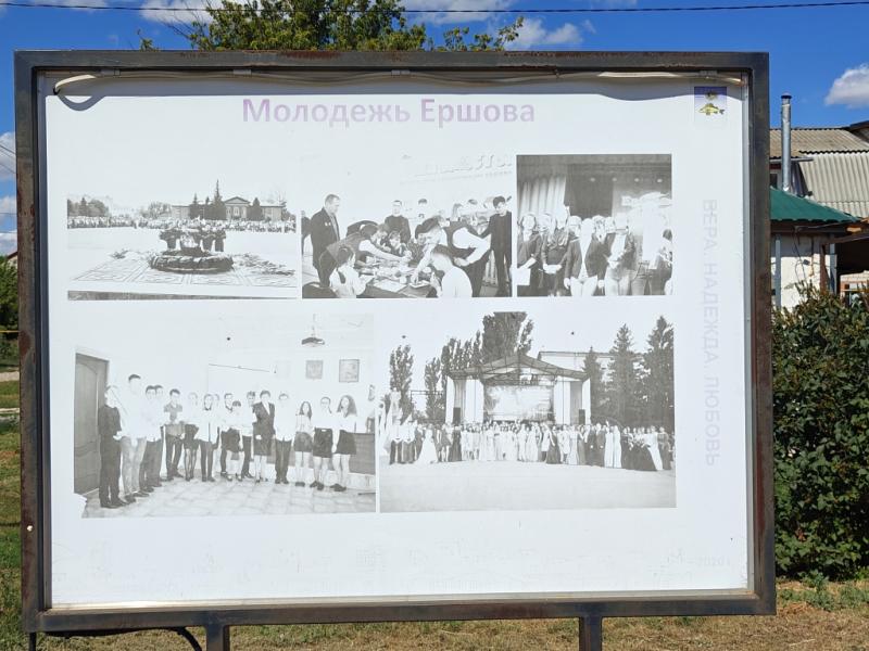 Выцветшие информационные стенды, посвященные Ершову на местном "Арбате"