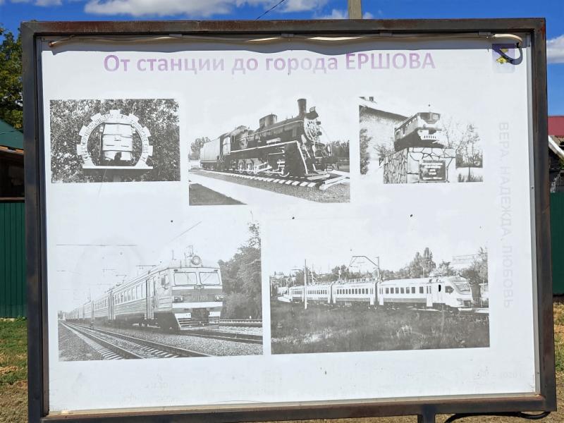 Выцветшие информационные стенды, посвященные Ершову на местном "Арбате"