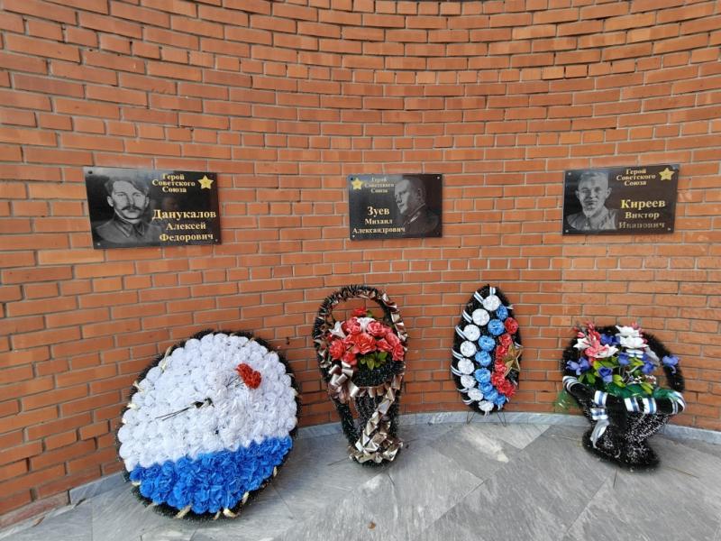 Плиты с именами Героев Советского Союза на мемориальном комплексе погибшим в годы ВОВ в г.Ершове
