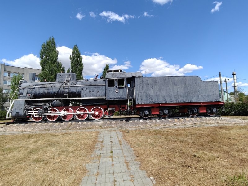 Одинокий паровоз ЭР 1930-х годов, установленный у ж/д вокзала г.Ершова 