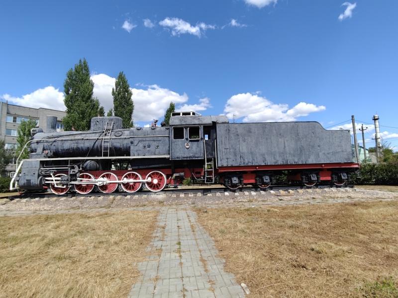 Одинокий паровоз ЭР 1930-х годов, установленный у ж/д вокзала г.Ершова 