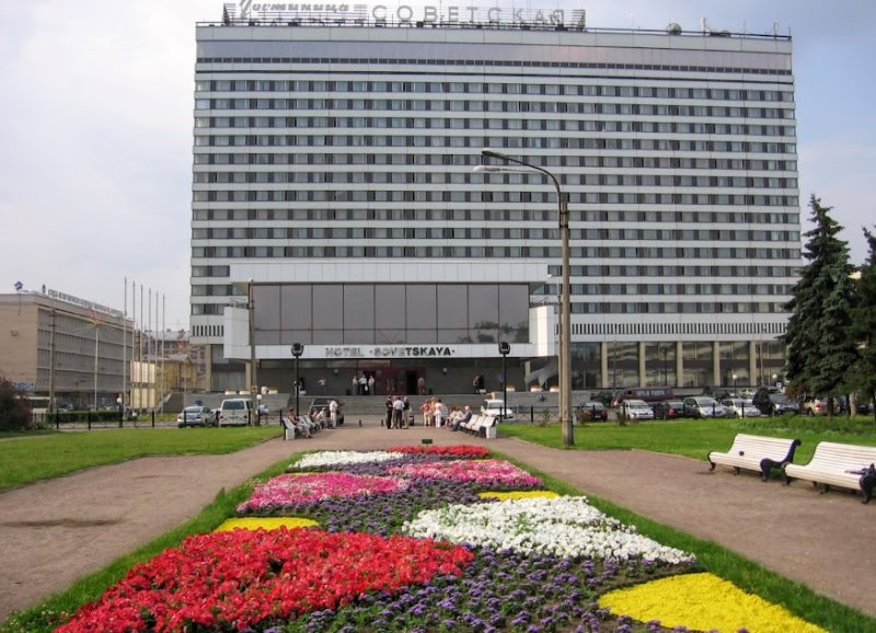 Гостиница 'Советская' в Екатеринбурге, 2006 год: фасад и цветники перед входом