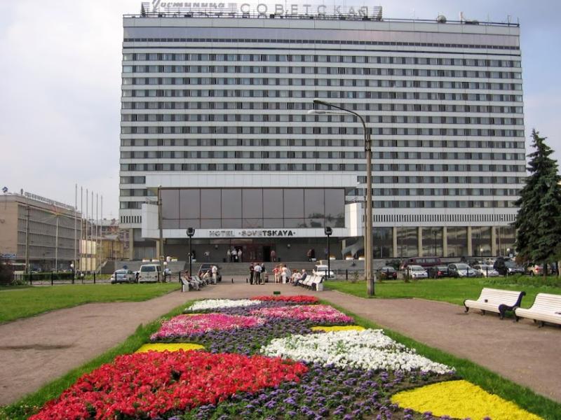 Гостиница 'Советская' в Екатеринбурге, 2006 год: фасад и цветники перед входом