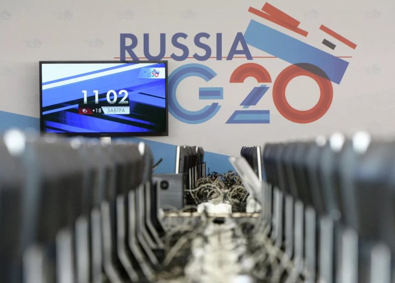 Экран с таймером и логотипом Россия G20 на стене