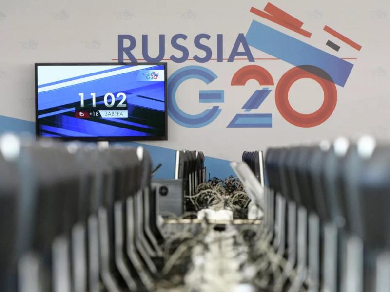 Экран с таймером и логотипом Россия G20 на стене