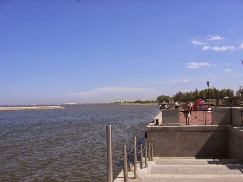 Саммит G8 в Лужниках: бетонный парапет и флаги у воды