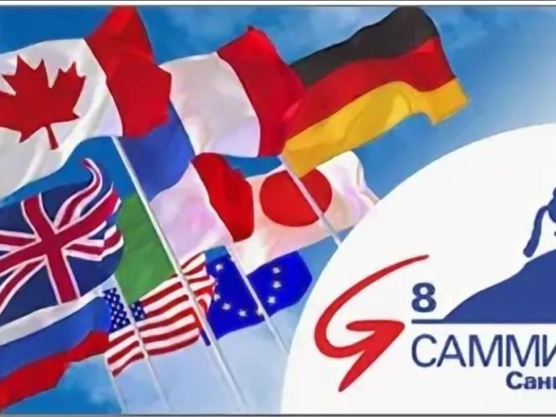 Флаги стран G8 и логотип 8-го саммита 2006 года в Санкт-Петербурге