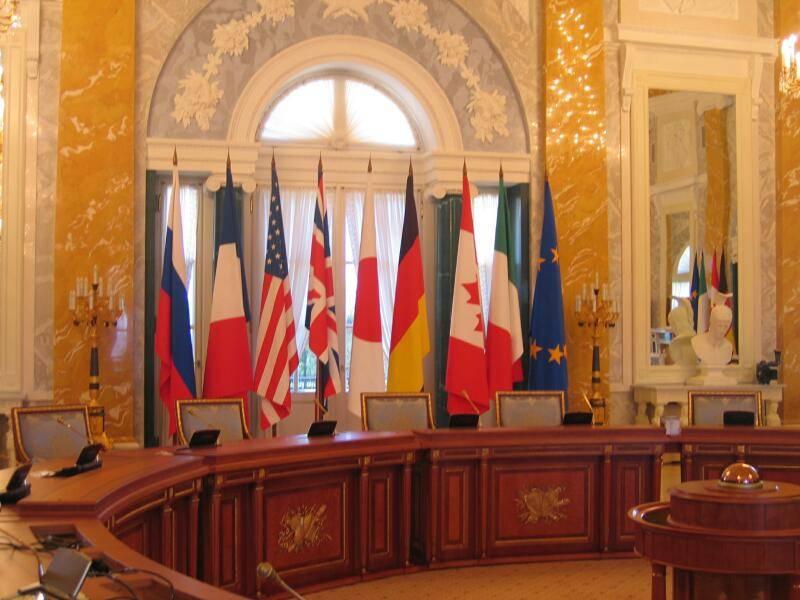 Кабинет с флагами стран G8 и российским флагом у окна