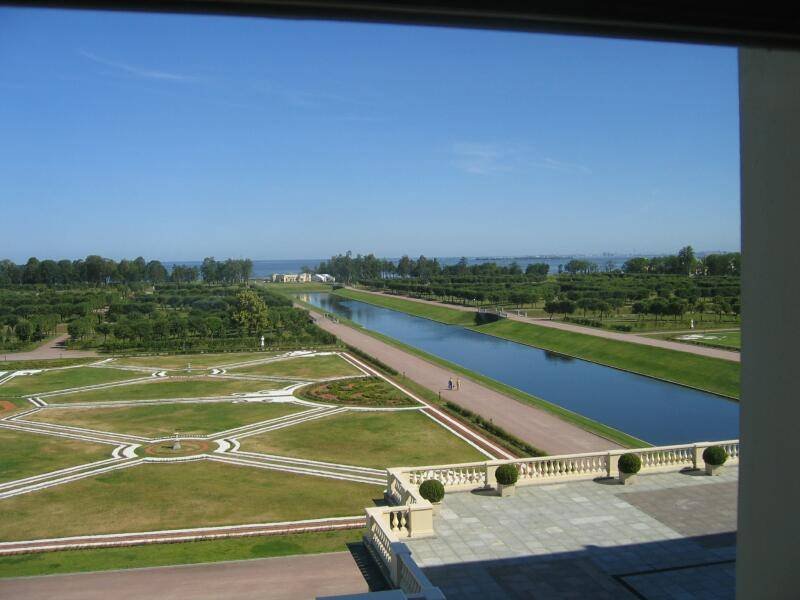 Вид на парковый ансамбль с балкона в ясный день