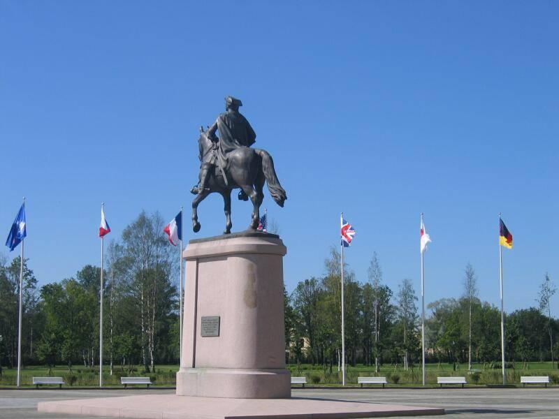 Памятник на площади перед саммитом G8 в Лужниках, 2006