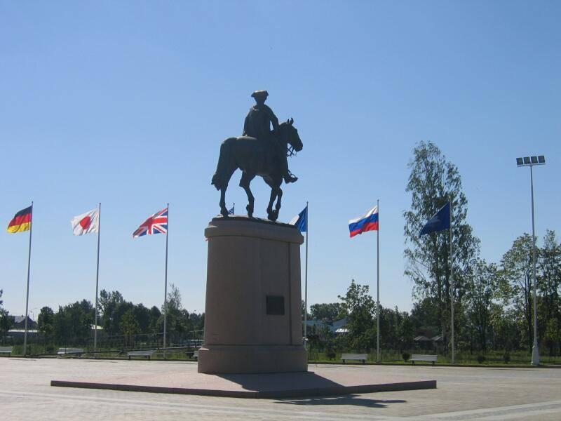 Памятник на площади у саммита G8 в Лужниках, 2006