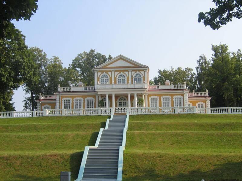 Павловский дворец в 2006 году: лестница к портику, окружённая зеленью