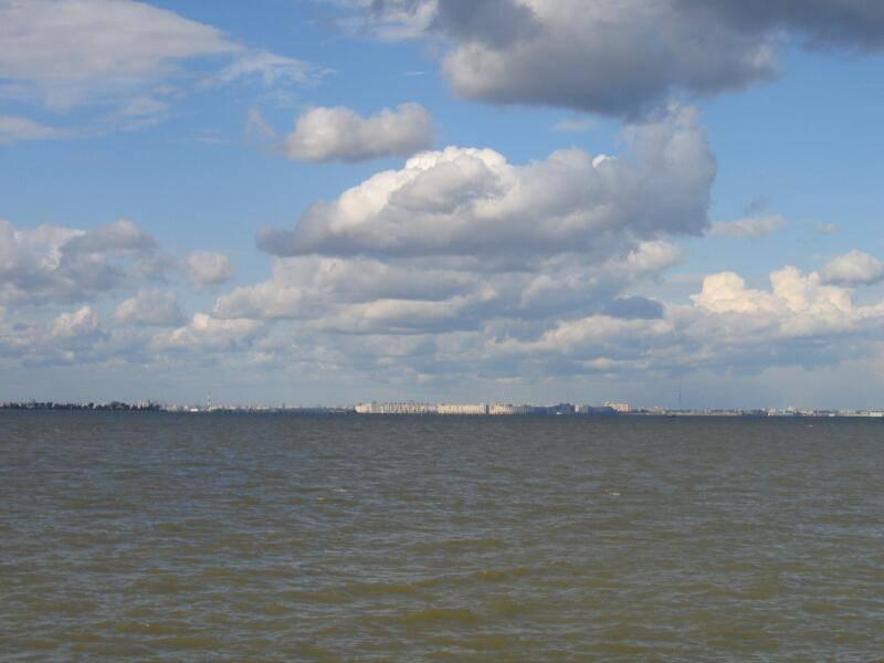 Саммит G8 в Лужском районе: вид на городской силуэт за водой