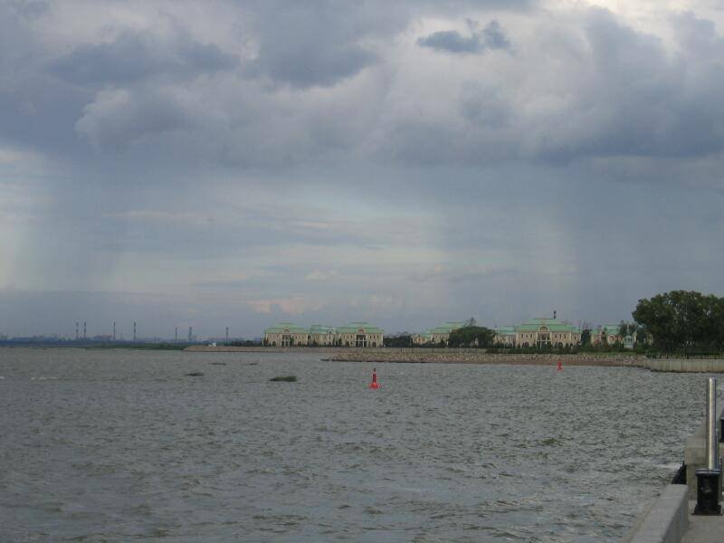 Саммит G8 в Лужниках: здания с зелёными крышами у воды