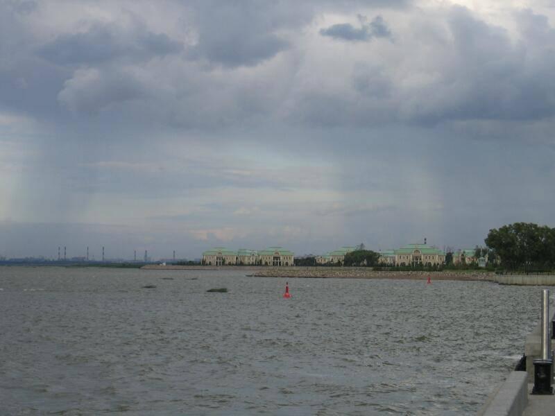 Саммит G8 в Лужниках: здания с зелёными крышами у воды