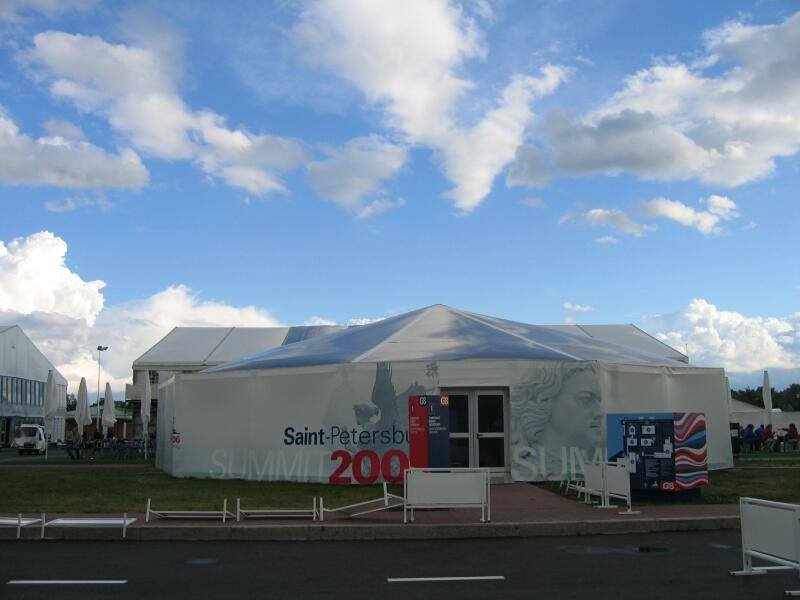 Белая палатка с надписью Saint Petersburg Summit 2006 под голубым небом