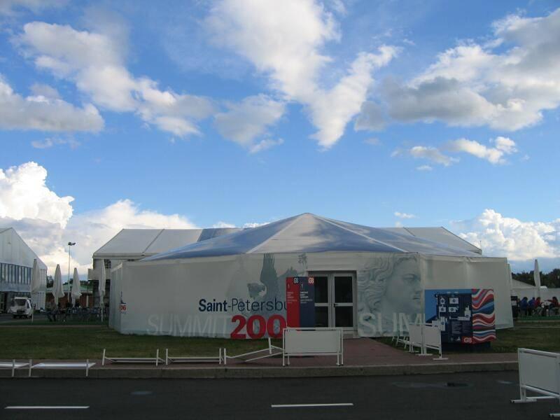 Белая палатка с надписью Saint Petersburg Summit 2006 под голубым небом