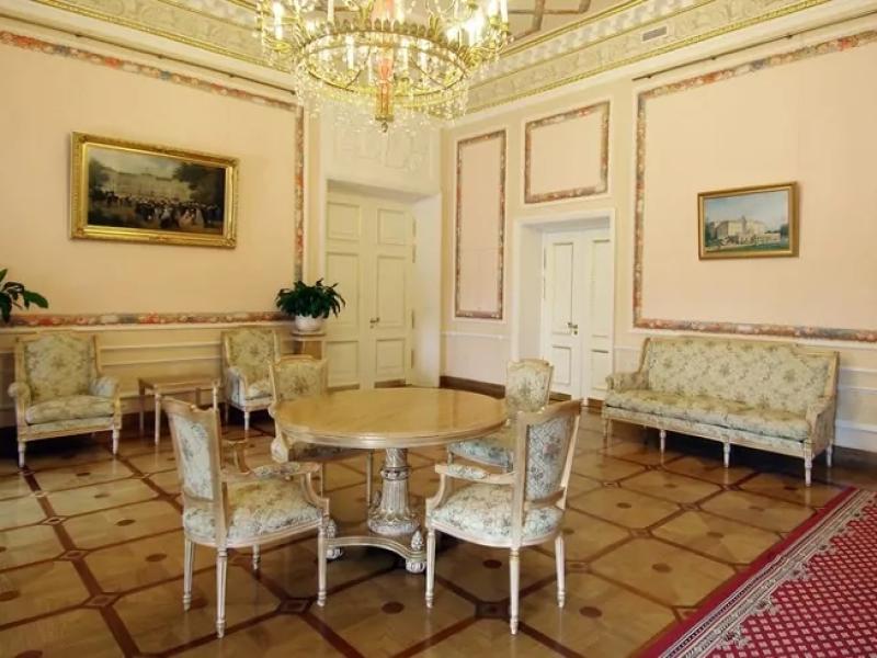 Зал в Кремле на саммите G8: круглый стол и бархатные диваны