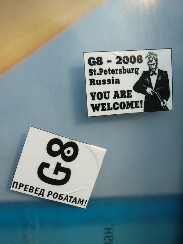 G8 2006 в Санкт-Петербурге: магниты на двери холодильника