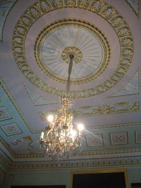 Потолок в Гатчине, 2006: золотые орнаменты и хрустальный люстра
