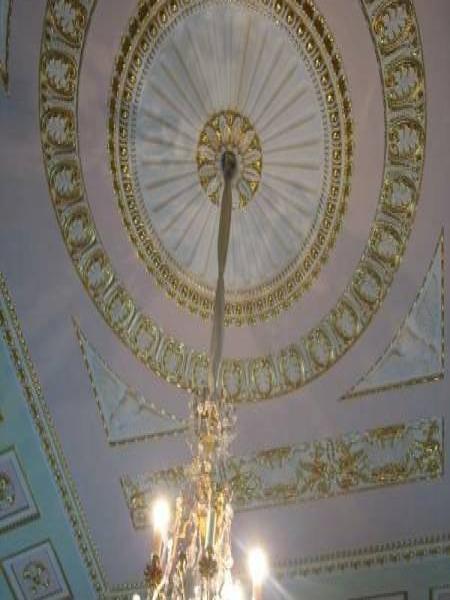Потолок в Гатчине, 2006: золотые орнаменты и хрустальный люстра