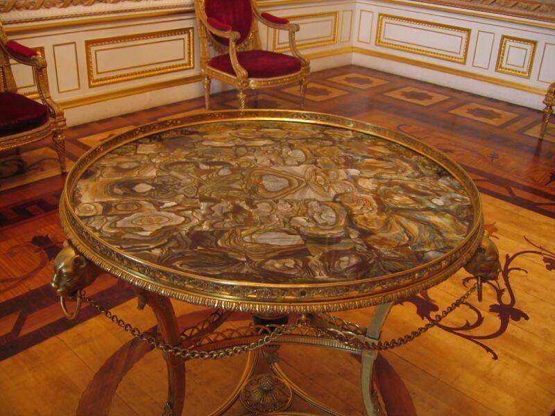Круглый стол с мраморной столешницей в Гатчине, 2006